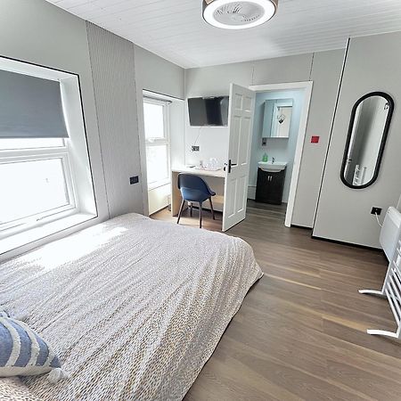 Welsh Holiday Accommodation - Modern Living Pembroke Dock Eksteriør billede
