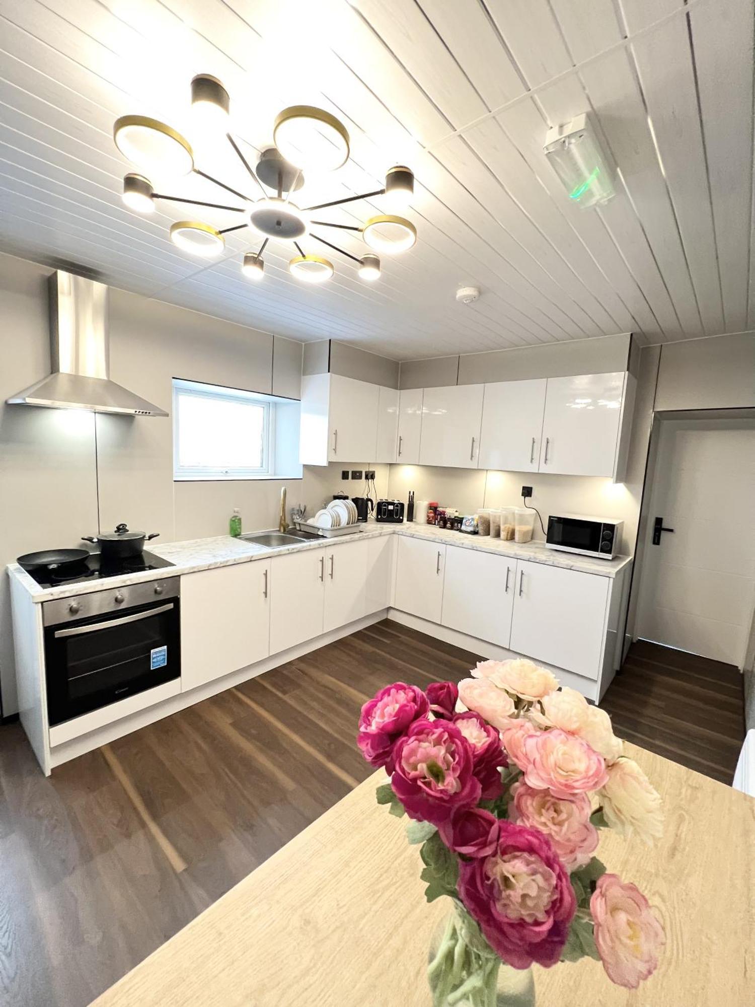 Welsh Holiday Accommodation - Modern Living Pembroke Dock Eksteriør billede